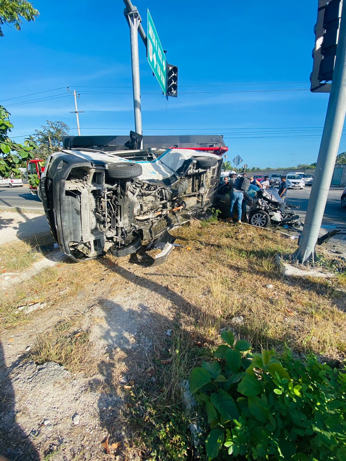 Así terminó la van foránea luego del accidente Así terminó la van foránea luego del accidente