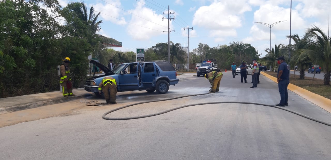 Los bomberos acudieron a apagar las llamas