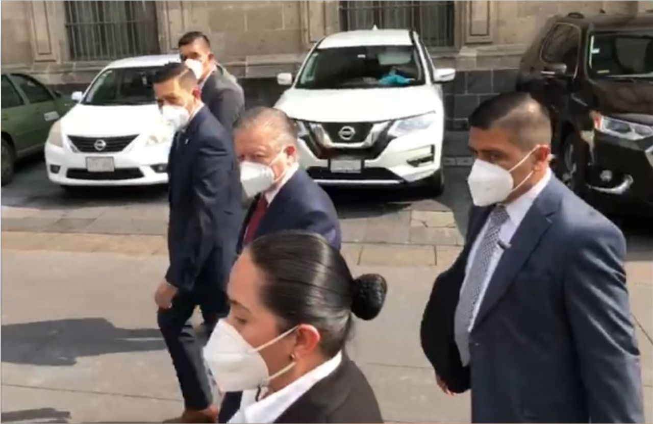 Arturo Zaldívar fue captado saliendo de Palacio Nacional ayer jueves por la tarde Arturo Zaldívar fue captado saliendo de Palacio Nacional ayer jueves por la tarde