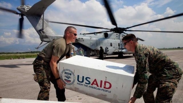 Soldados estadounidenses trasladan un paquete de la USAID Soldados estadounidenses trasladan un paquete de la USAID