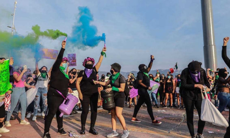 Un grupo de mujeres protestan frente a Palacio Nacional.