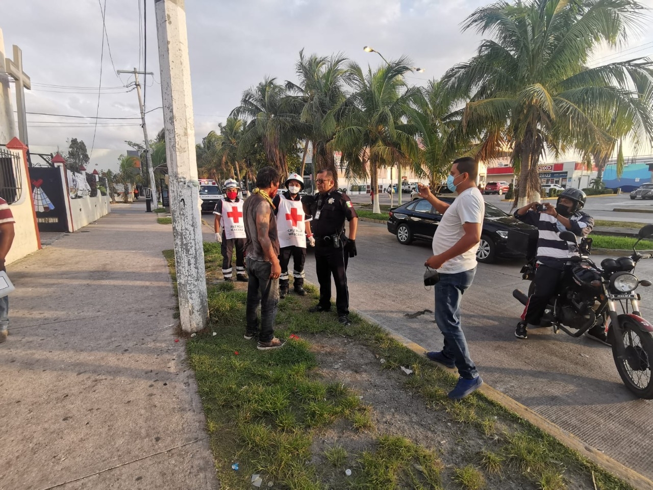 Paramédicos de la Cruz Roja intentaron valorar al hombre, pero se negaba recibir atención médica, llegando al grado de ponerse agresivo con los socorristas Paramédicos de la Cruz Roja intentaron valorar al hombre, pero se negaba recibir atención médica, llegando al grado de ponerse agresivo con los socorristas