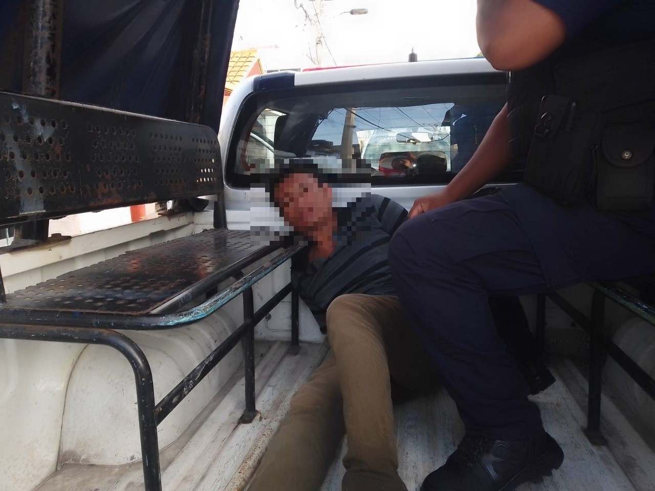 La persona de 28 años de edad fue salvado de que fuera linchado, lo esposaron y trasladaron de inmediato a los separos de seguridad pública para el deslinde de responsabilidad