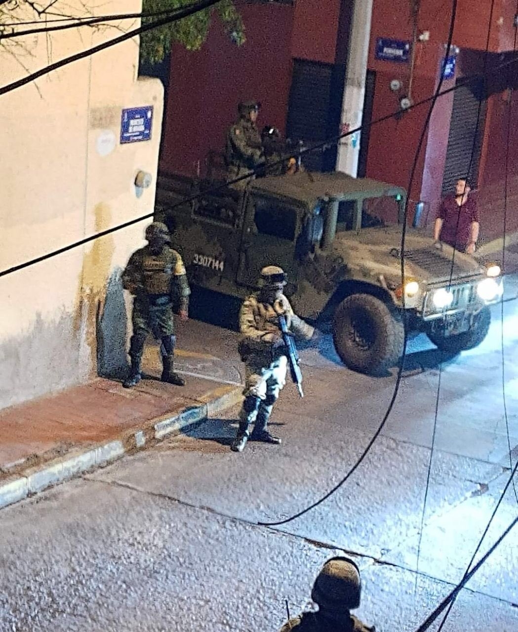 Luego del atentado en el que no hubo lesionados, ni detenidos, a través de redes sociales circularon videos en los que se escucharon las ráfagas en el primer cuadro del municipio metropolitano Luego del atentado en el que no hubo lesionados, ni detenidos, a través de redes sociales circularon videos en los que se escucharon las ráfagas en el primer cuadro del municipio metropolitano