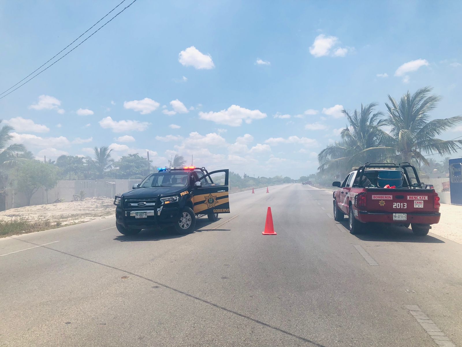 Ante el humo, la patrulla cerró la circulación sobre la carretera Chelem-Chuburná Ante el humo, la patrulla cerró la circulación sobre la carretera Chelem-Chuburná