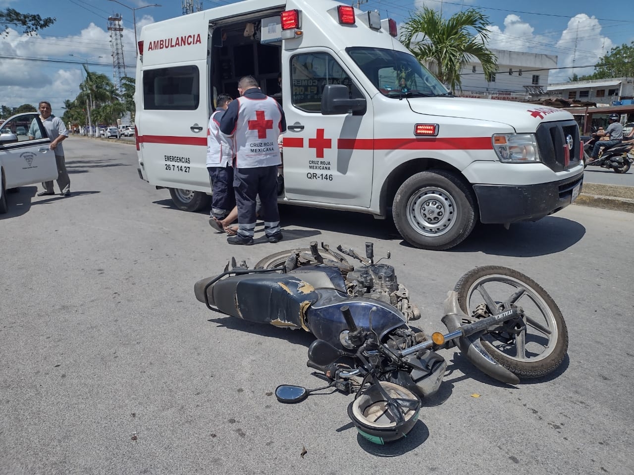 El conductor de la moto resultó con escoriaciones en diferentes partes del cuerpo El conductor de la moto resultó con escoriaciones en diferentes partes del cuerpo