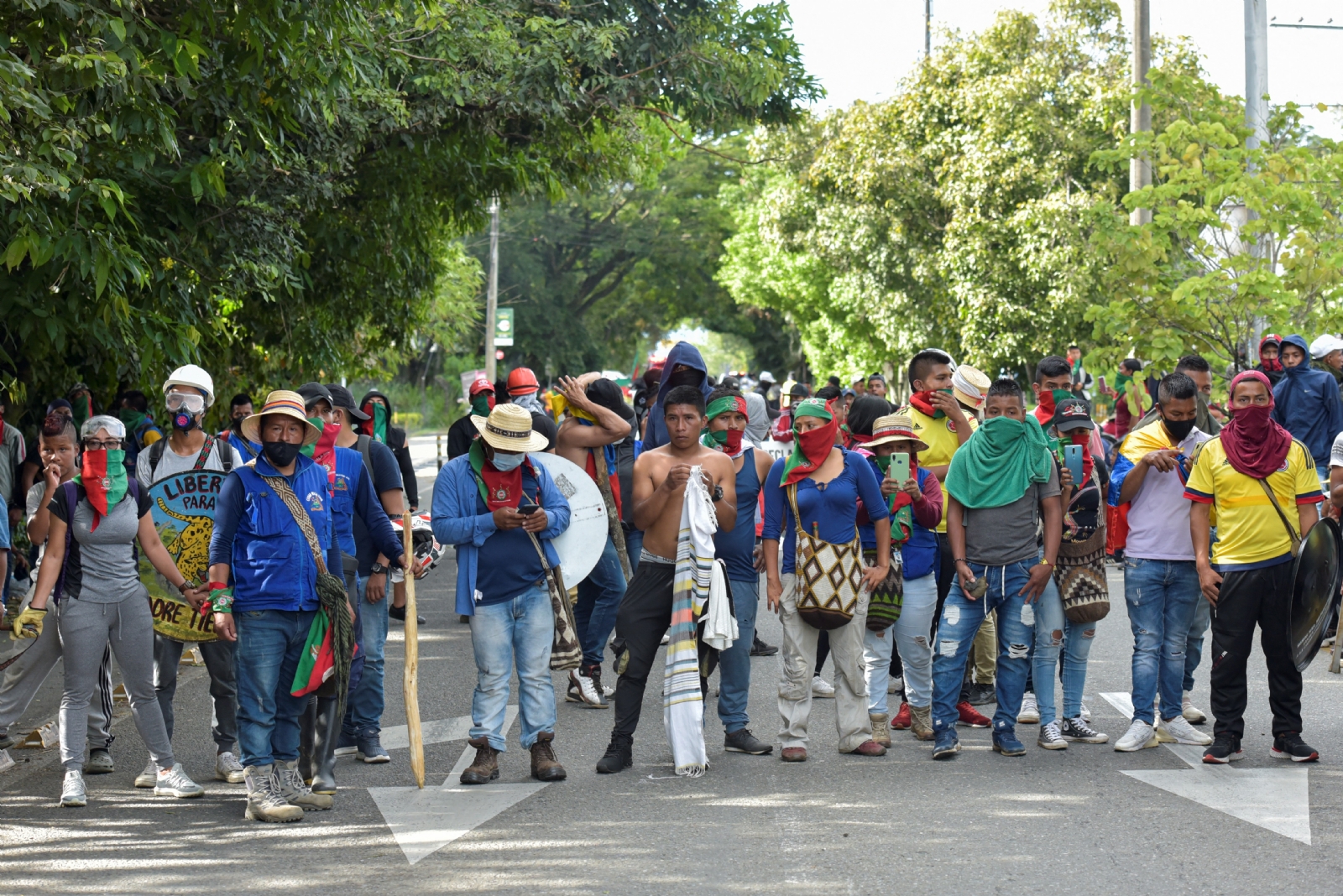 Múltiples bloqueos han provocado desabastecimiento de alimentos y combustibles en la ciudad. Los indígenas de la vecina región del Cauca llegaron a Cali para unirse a los jóvenes que protestan