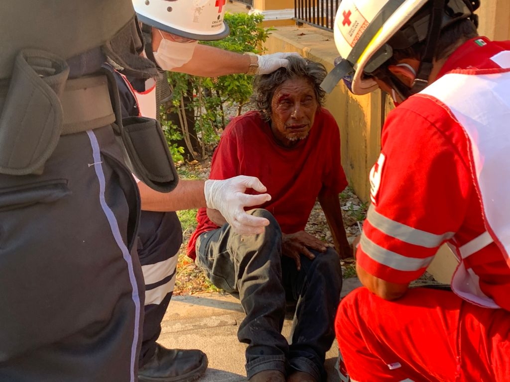 La Patrona también agredió a los ciudadanos que se encontraban sentado en las bancas La Patrona también agredió a los ciudadanos que se encontraban sentado en las bancas