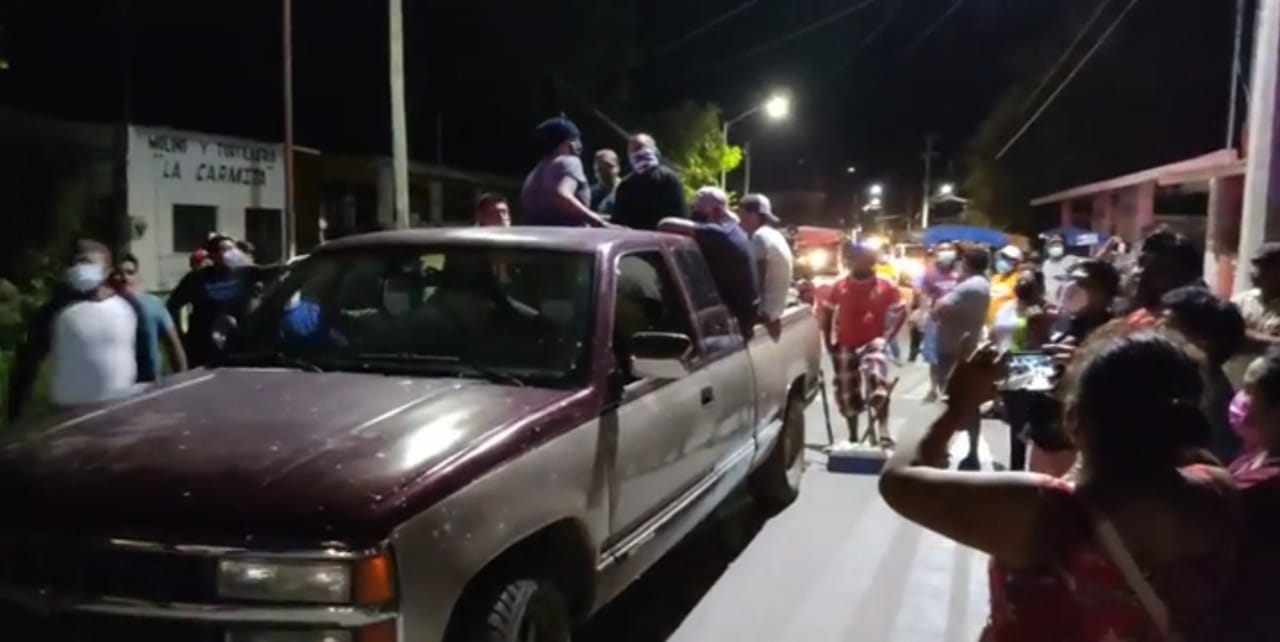 Los motociclistas decomisaron la camioneta y la trasladaron a un local