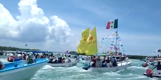 Al ritmo del son de la charanga, las embarcaciones salieron del puerto de abrigo