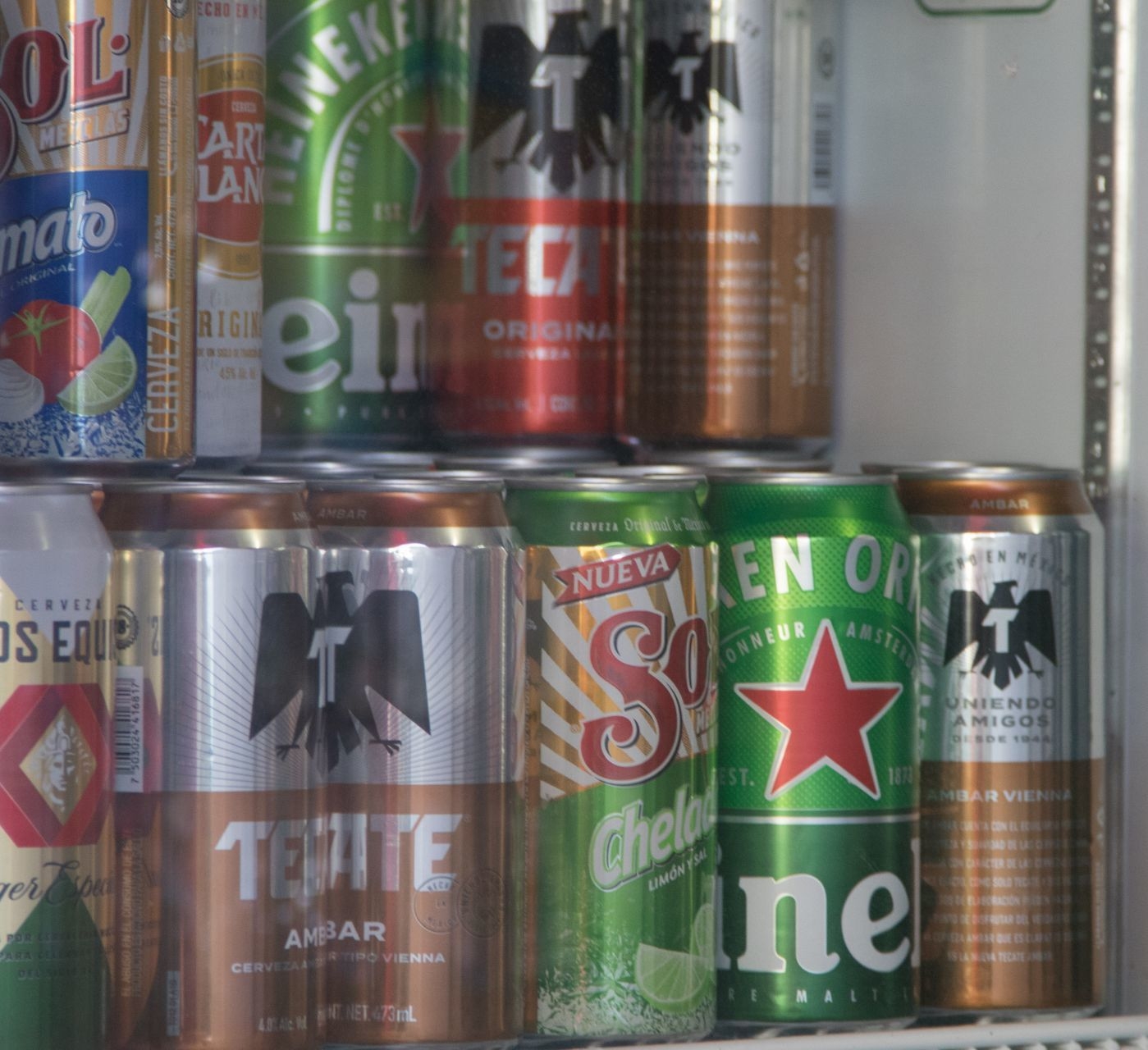 Latas de cerveza en un refirgerador