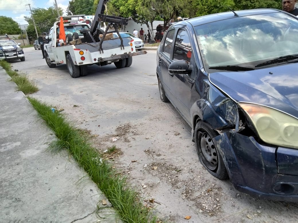 Conductora se da a la fuga tras derribar un poste de Telmex en Champotón