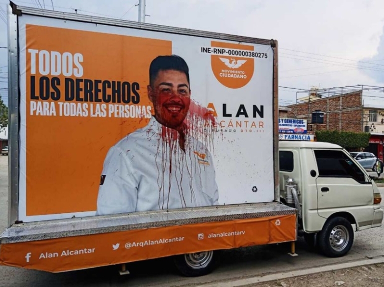 Uno de los espectaculares móviles de Alan Alcántar fue pintado de rojo lo cual fue interpretado como una amenaza
