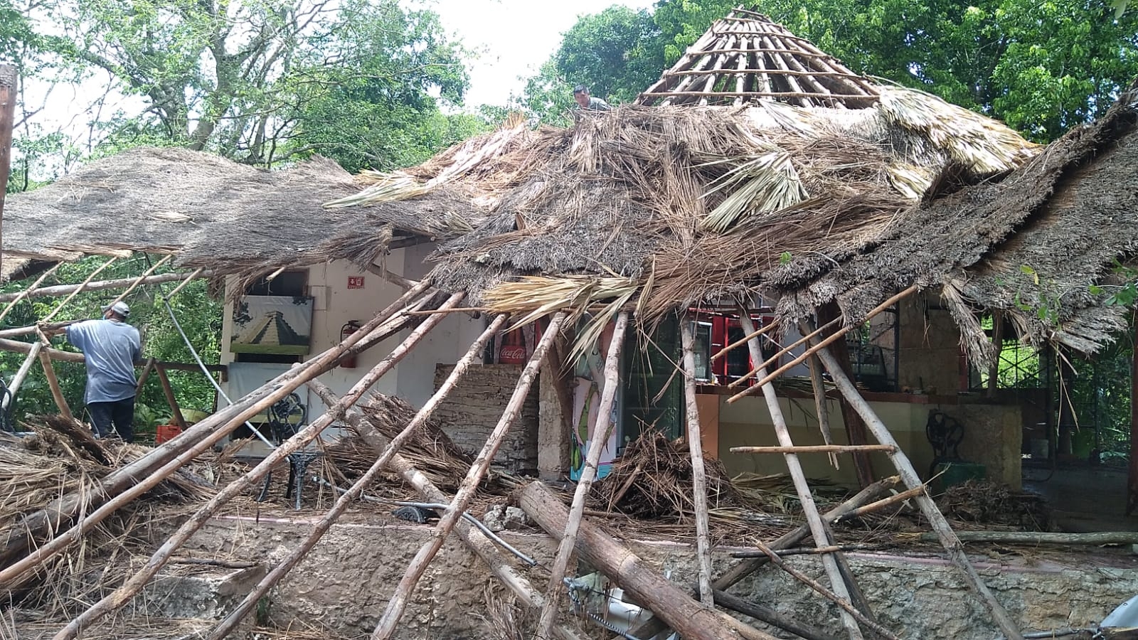 Existen dos palapas dentro de la zona arqueológica