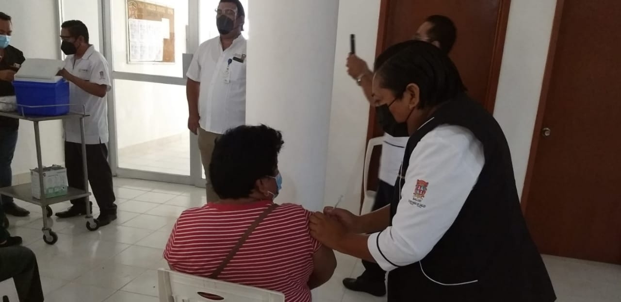 Las vacunas fueron puestas por personal médico, enfermería del centro de Salud de Tenabo Las vacunas fueron puestas por personal médico, enfermería del centro de Salud de Tenabo