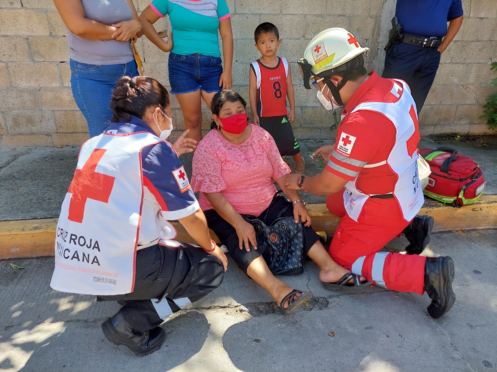 La mujer fue atendida por paramédicos de la Cruz Roja en el Fraccionamiento San Miguel