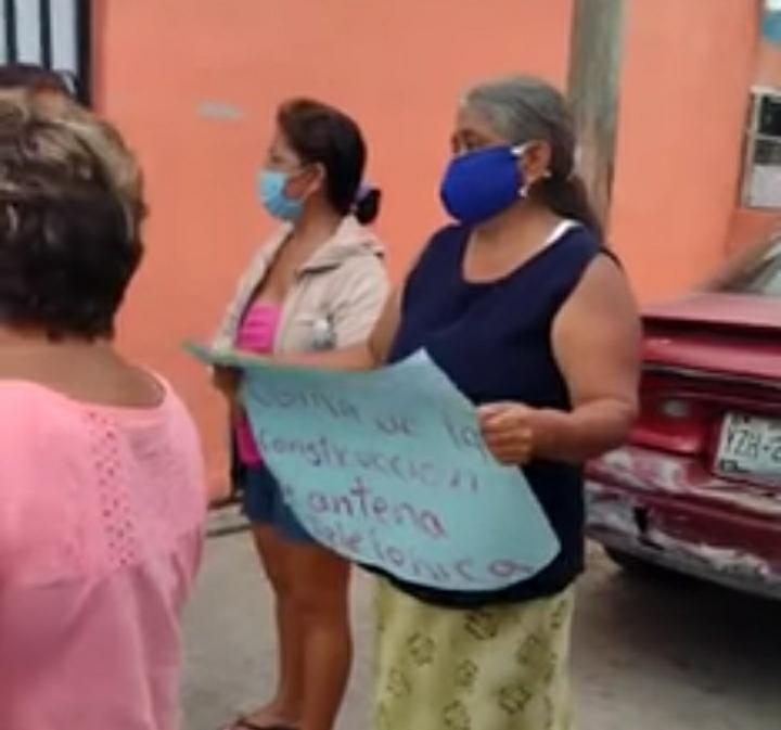 Cerca de 15 colonos se manifestaron inconformes con la obra, la cual tendrá una altura de 27 metros Cerca de 15 colonos se manifestaron inconformes con la obra, la cual tendrá una altura de 27 metros