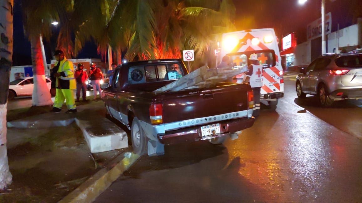 Mujer termina lesionada tras choque en un camellón producido por falla mecánica Mujer termina lesionada tras choque en un camellón producido por falla mecánica