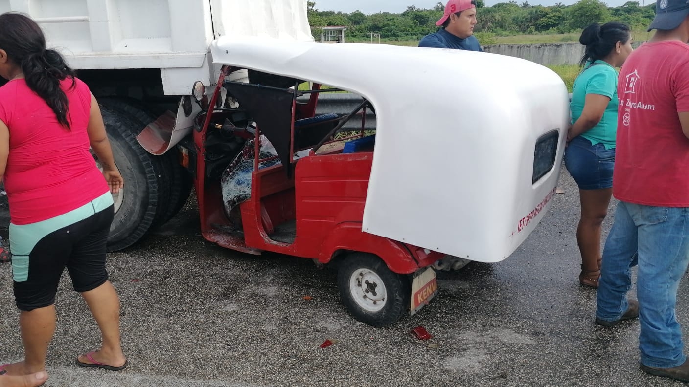 Mototaxi se impacta contra volquete tras colisión en Atasta, dos hombres resultan lesionados