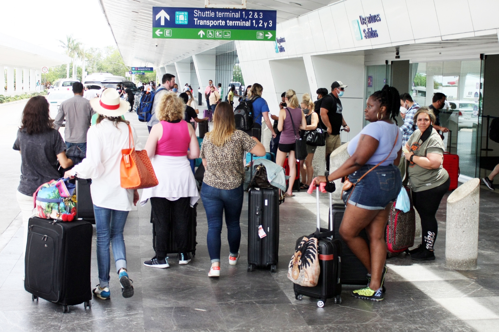 Con el arribo de un número considerable de turistas, Quintana Roo podría incrementar contagios Con el arribo de un número considerable de turistas, Quintana Roo podría incrementar contagios