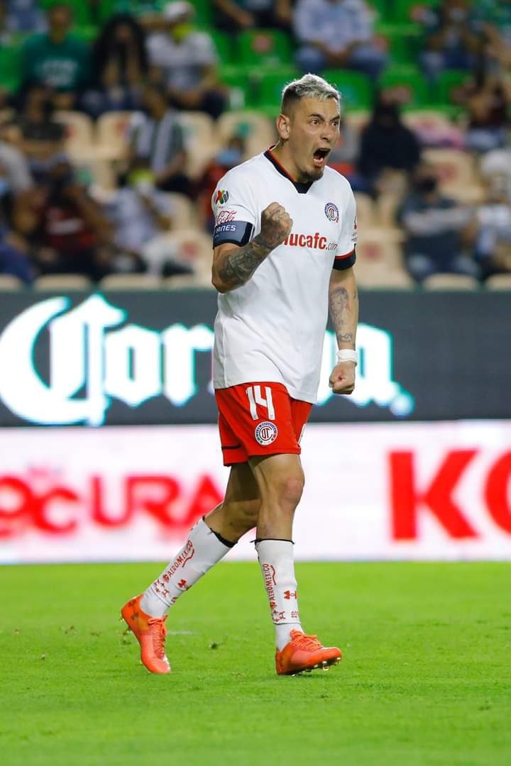 Rubén Sambueza es el capitán del conjunto con el número 14 Rubén Sambueza es el capitán del conjunto con el número 14