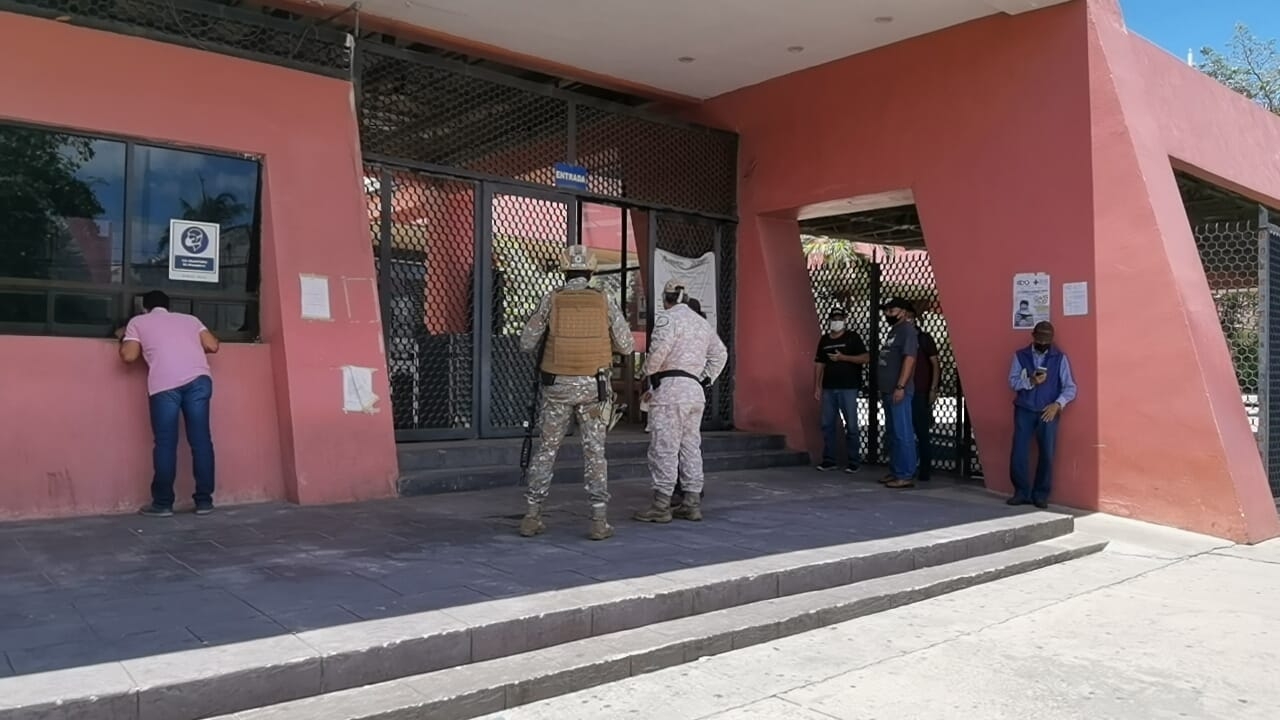 Elementos policiales no pudieron proceder en contra del joven y permaneció en el lugar Elementos policiales no pudieron proceder en contra del joven y permaneció en el lugar