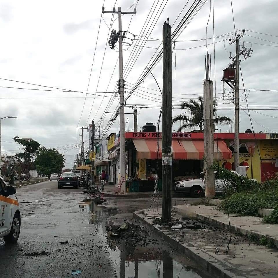 Los vientos fuertes provocaron que los cables eléctricos de alta tensión chocaran con el poste