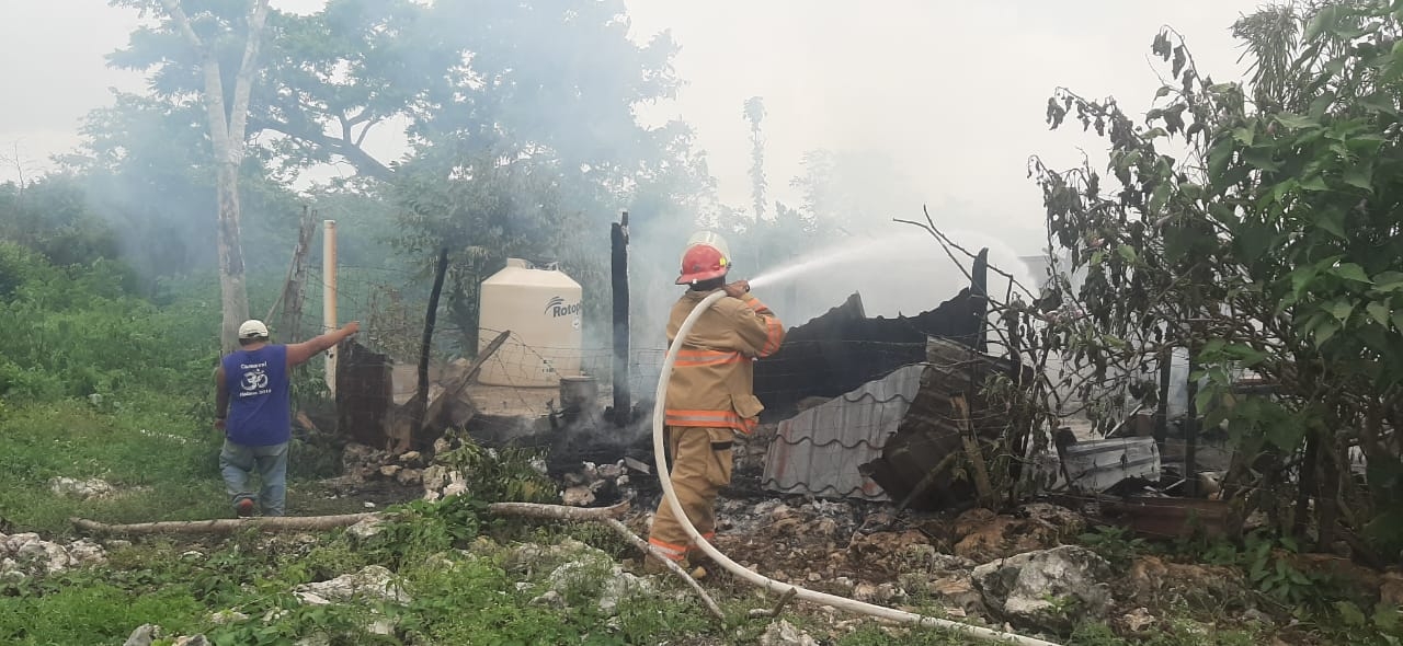 Los bomberos no pudieron salvar la casa de ser consumida por el fuego, del cuál se desconoce el origen
