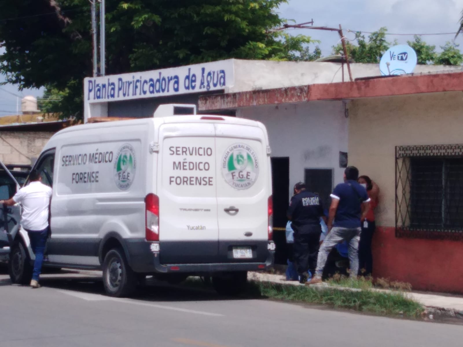 Al lugar llegaron elementos del Servicio Médico Forense para recoger el cuerpo, mientras que policías indagaban sobre la muerte del hombre Al lugar llegaron elementos del Servicio Médico Forense para recoger el cuerpo, mientras que policías indagaban sobre la muerte del hombre