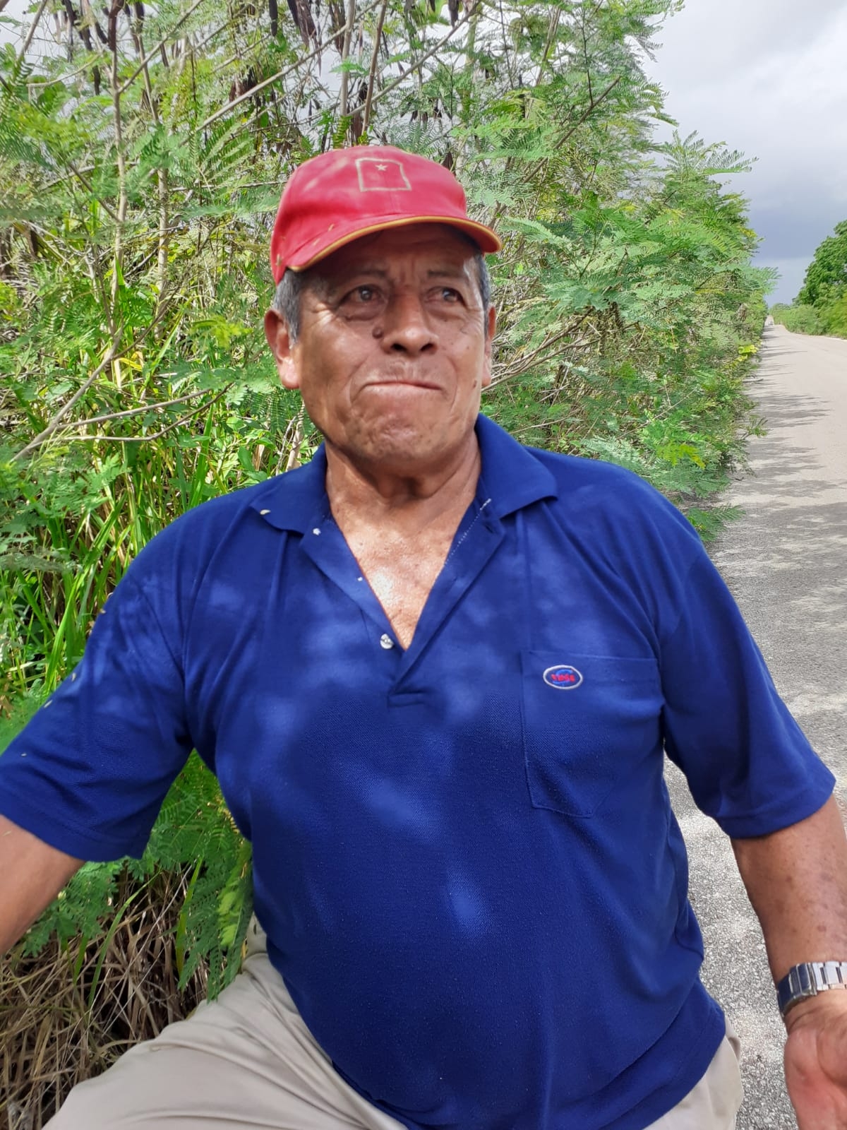 Don Buenaventura Zamora se dedica a vender sus productos, a bordo de una bicicleta