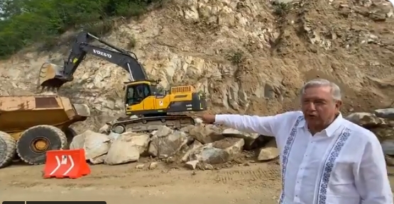 El mandatario explica el proceso que realizan las maquinarias para la construcción del tramo carretero en Oaxaca