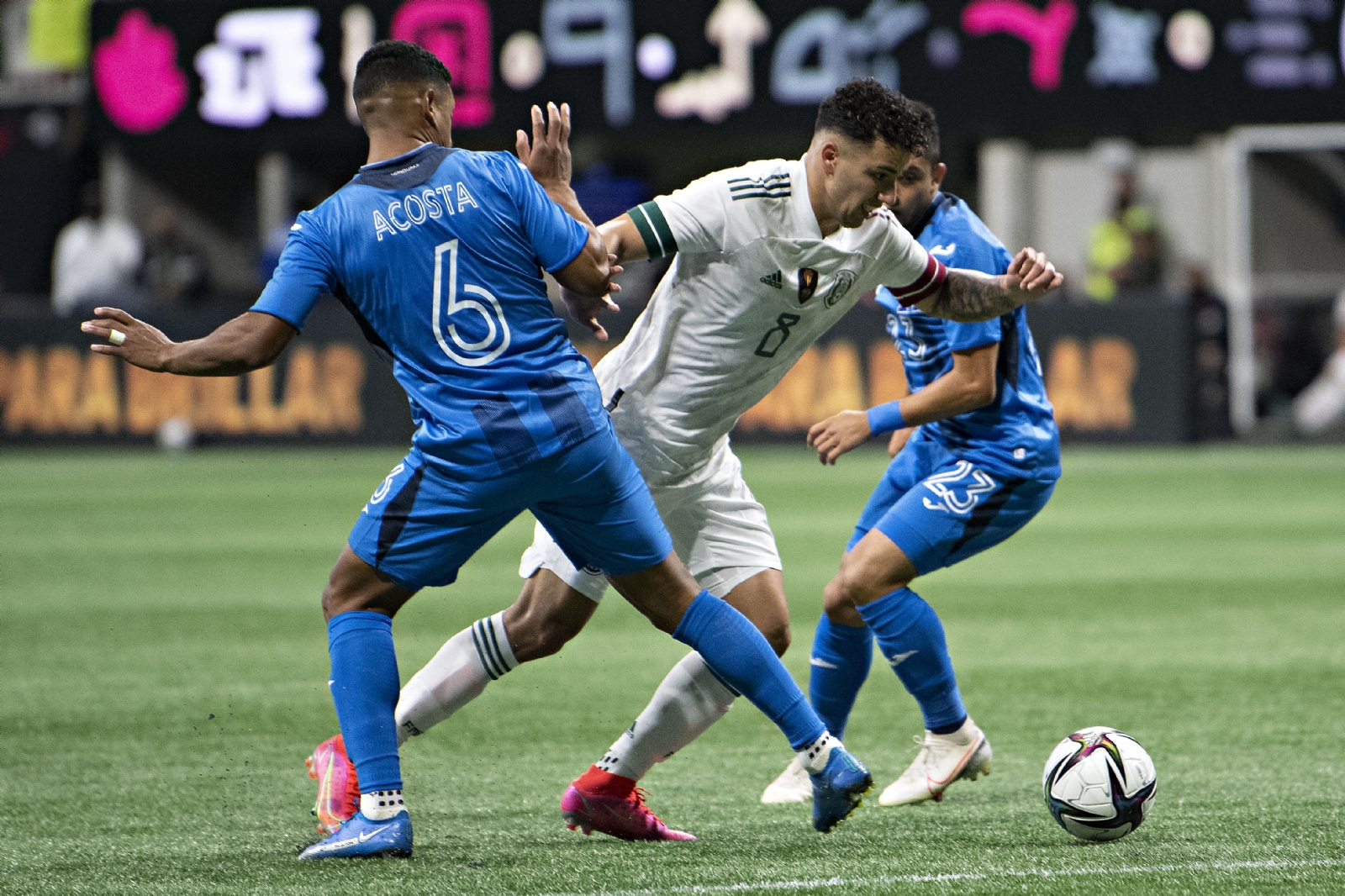 Dos jugadores de Honduras intentan robarle el esférico a un mexicano Dos jugadores de Honduras intentan robarle el esférico a un mexicano