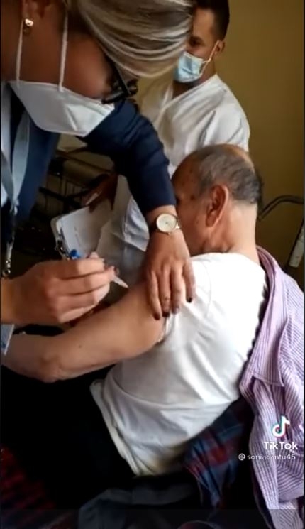 El abuelito responde al nombre de "Manuel"
