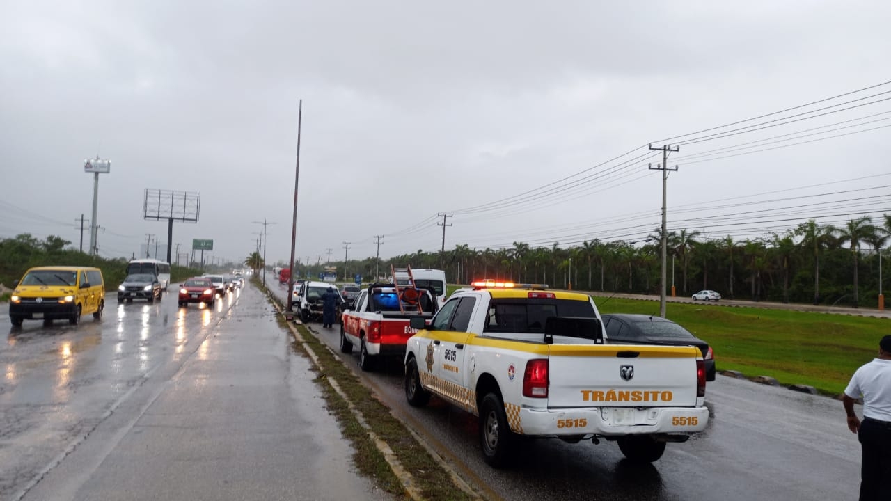 Aparatoso accidente, deja dos lesionados en bulevar Luis Donaldo Colosio de Cancún