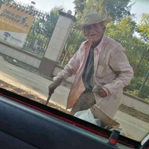 El abuyelito vivía a la sombra de un árbol, abandonado por sus 11 hijos hasta que una desconocida lo adoptó