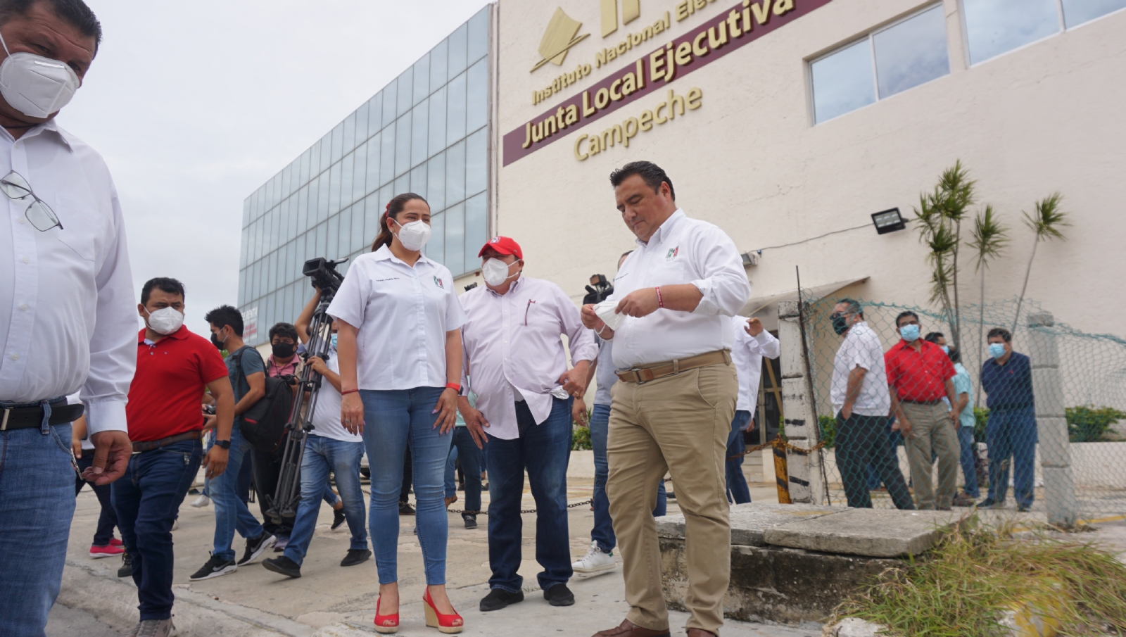 PRI y PRD acudieron al INE PRI y PRD acudieron al INE