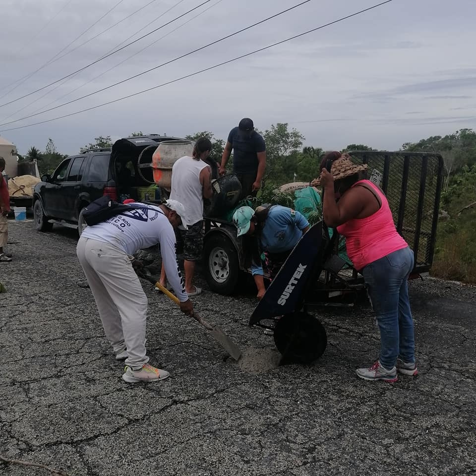 Tras una colecta, los colonos y prestadores de servicio decidieron ellos mismos reparar la dañada carretera a Mahahual Tras una colecta, los colonos y prestadores de servicio decidieron ellos mismos reparar la dañada carretera a Mahahual