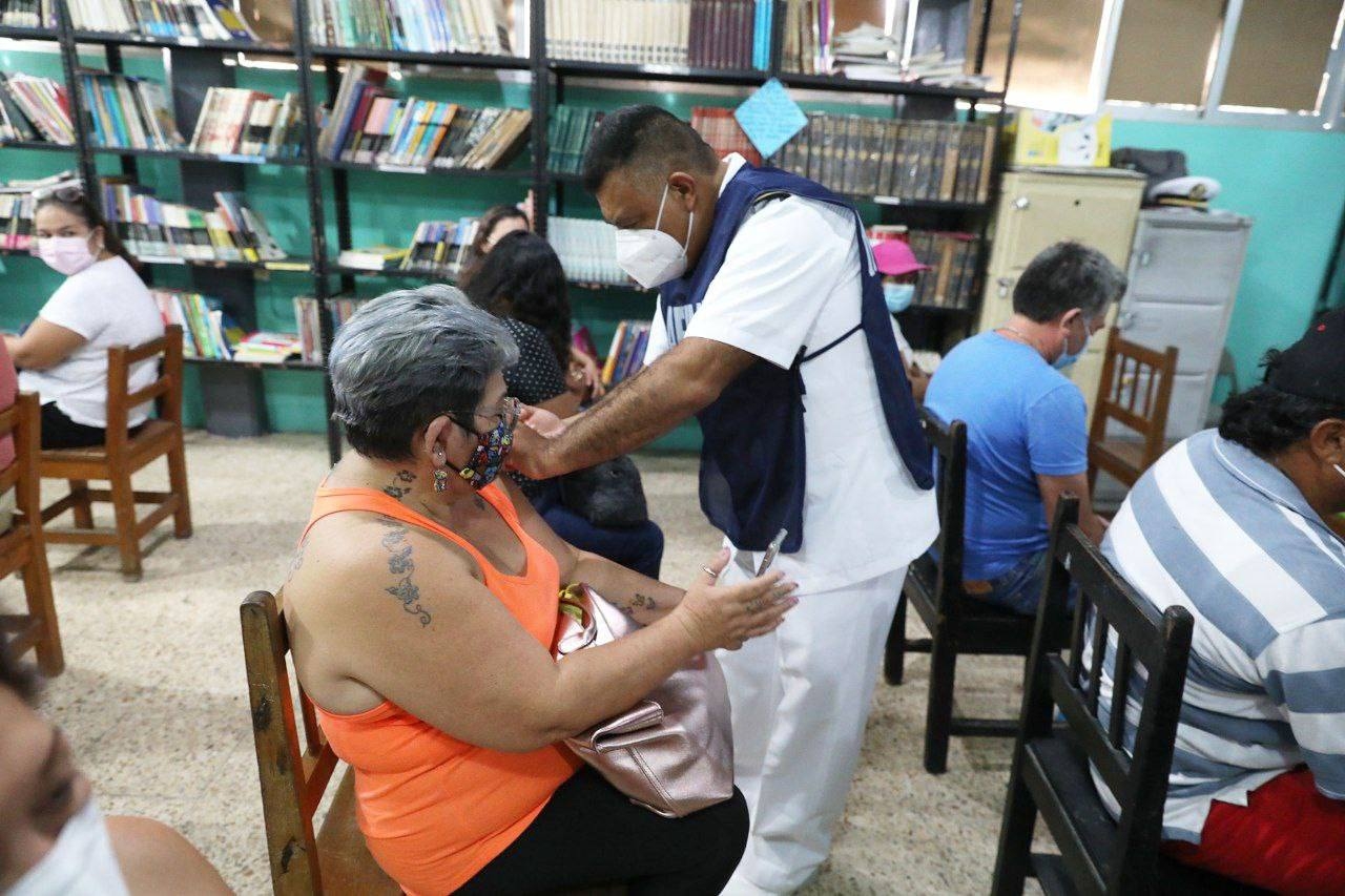 En la aplicación de las vacunas participan elementos de la Secretaría de Marina