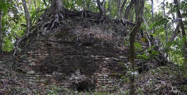 Escondida en medio de la selva de Quintana Roo, esta antigua ciudad maya es un núcleo urbano que tiene una extensión aproximada de 34 hectáreas Escondida en medio de la selva de Quintana Roo, esta antigua ciudad maya es un núcleo urbano que tiene una extensión aproximada de 34 hectáreas
