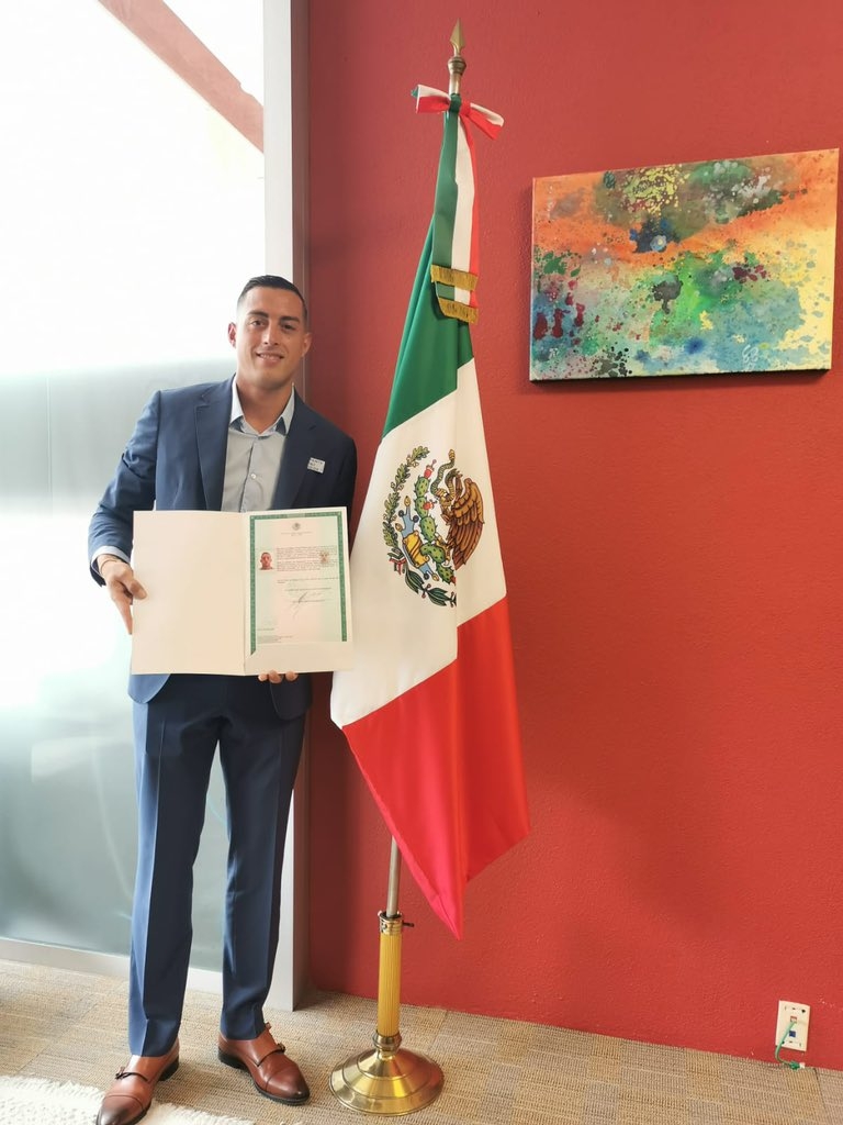 Funes Mori muestra sus documentos de ciudadanía Funes Mori muestra sus documentos de ciudadanía