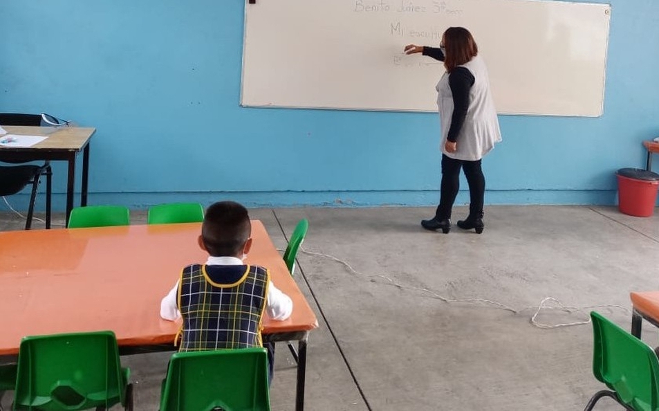 La directora de un kinder de Ecatepec tuvo que dar clase al único alumno que se presentó físicamente La directora de un kinder de Ecatepec tuvo que dar clase al único alumno que se presentó físicamente