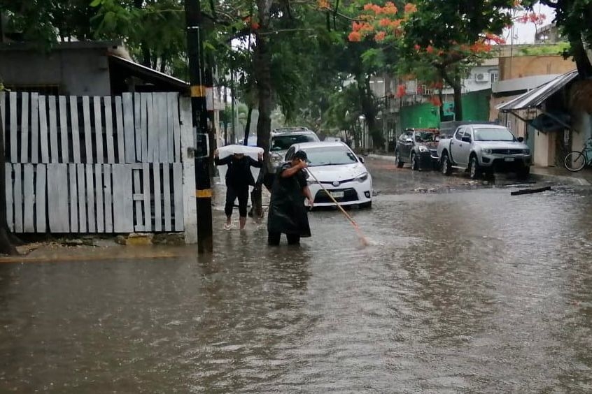 Durante la limpieza de alcantarillas encontraron ramas de árboles y basura que el agua arrastró