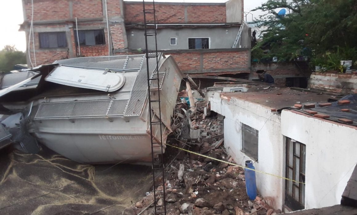 Quedaron afectadas cuatro viviendas donde impactó el tren con 108 vagones, de los cuales se volcaron 12 Quedaron afectadas cuatro viviendas donde impactó el tren con 108 vagones, de los cuales se volcaron 12