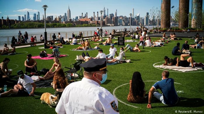 Paseantes abarrotan parques públicos de Nueva York Paseantes abarrotan parques públicos de Nueva York