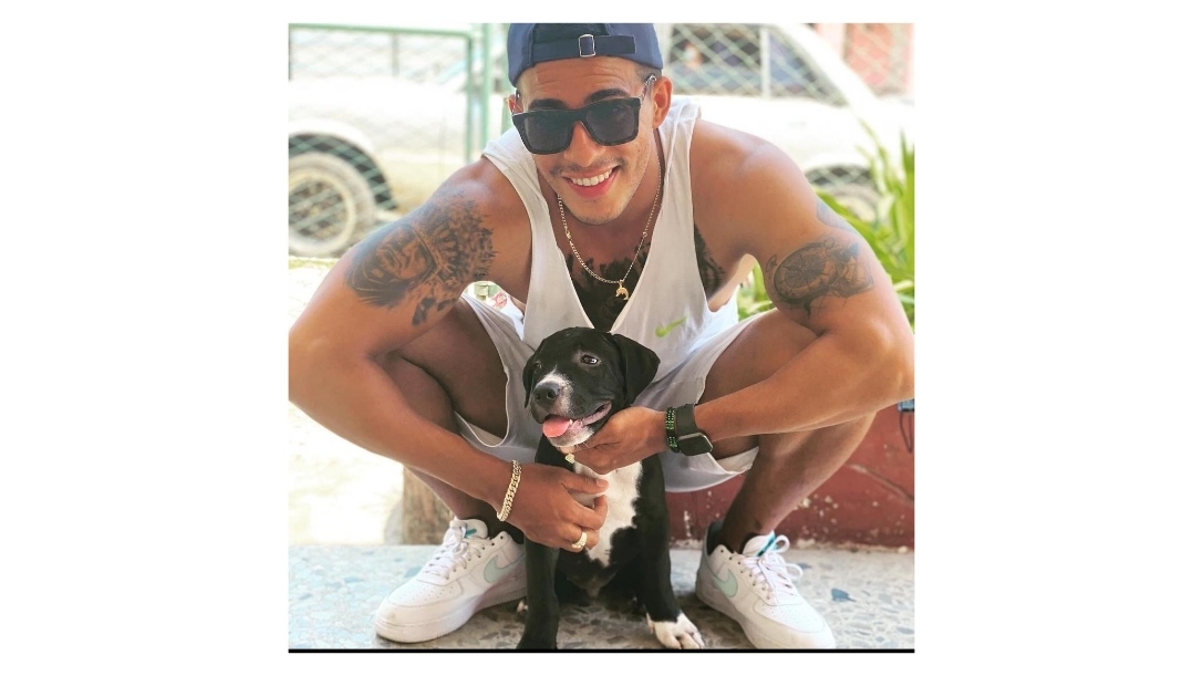 El cachorro a penas tenía tres meses de edad y en cuanto amaneció el chico lo subió a su motocicleta para que un veterinario lo atendiera El cachorro a penas tenía tres meses de edad y en cuanto amaneció el chico lo subió a su motocicleta para que un veterinario lo atendiera