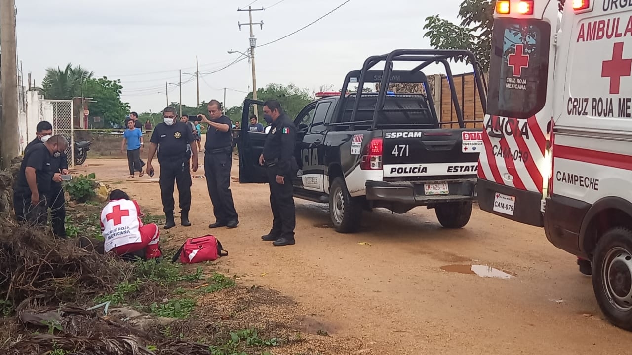 Al lugar de los hechos arribaron paramédicos de la Cruz Roja Mexicana y atendieron al sujeto que se encontraba tirado en el suelo Al lugar de los hechos arribaron paramédicos de la Cruz Roja Mexicana y atendieron al sujeto que se encontraba tirado en el suelo