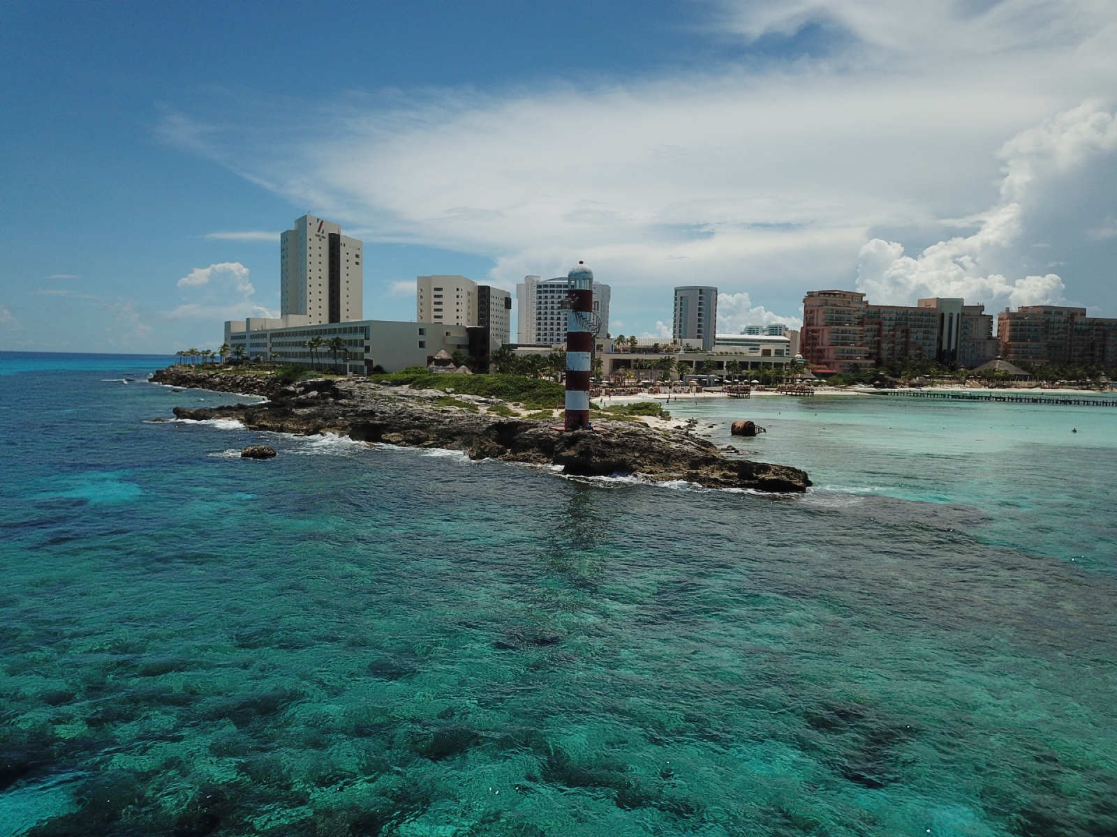 La forma de la zona hotelera es parecida a un '7'; la ciudad ha sufrido el embate de huracanes con gran peligrosidad, como Wilma