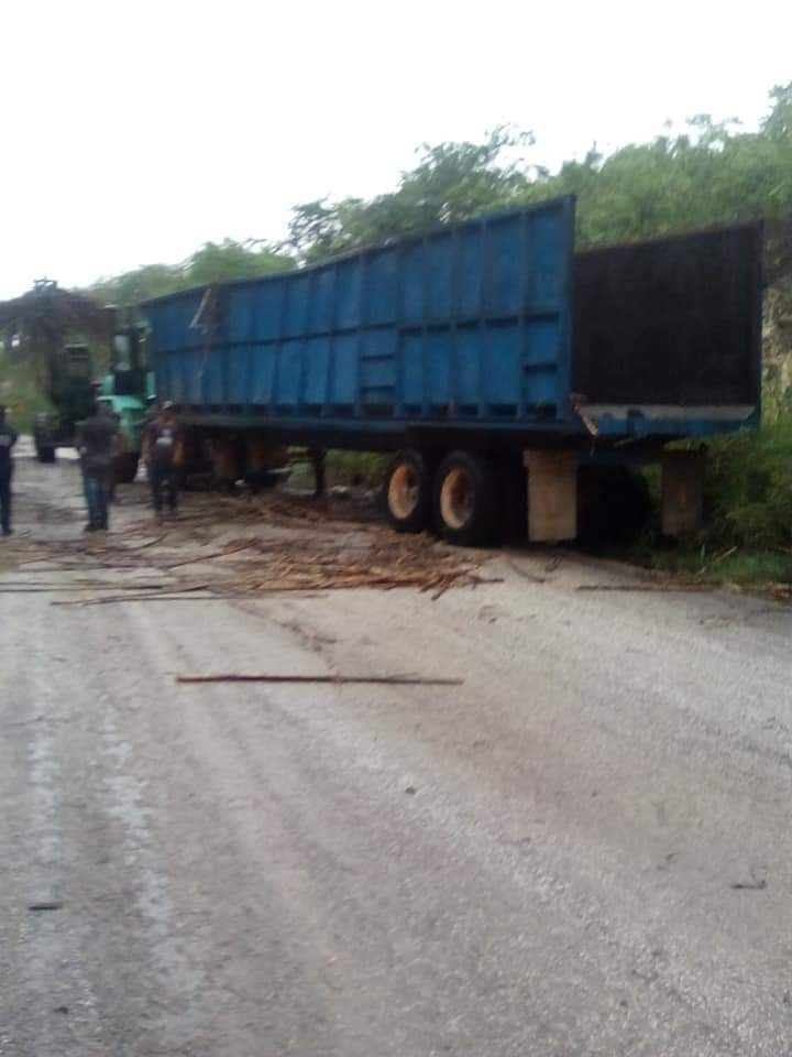 Se vuelca camión cañero en carretera Ucum-La Unión, Chetumal