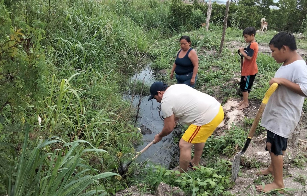 Cuadrillas de Protección Civil drenan alcantarillado para evitar inundación en Haltunchen.