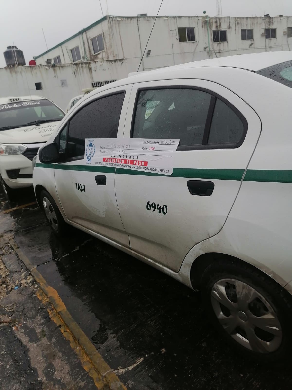 Taxi asegurado por la Fiscalía General de Justicia del Estado